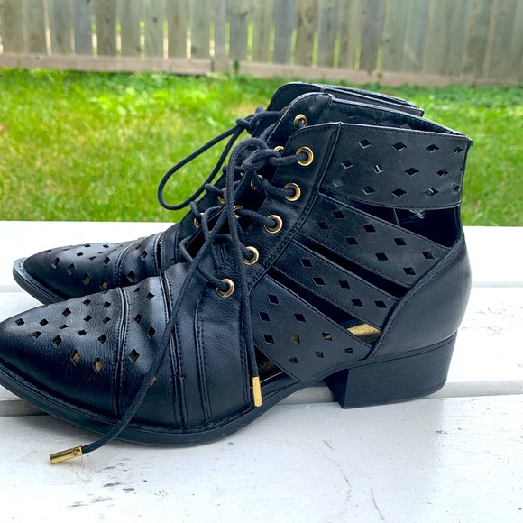 Dollhouse vegan leather ankle booties size: 6.5 - Picture 5 of 8